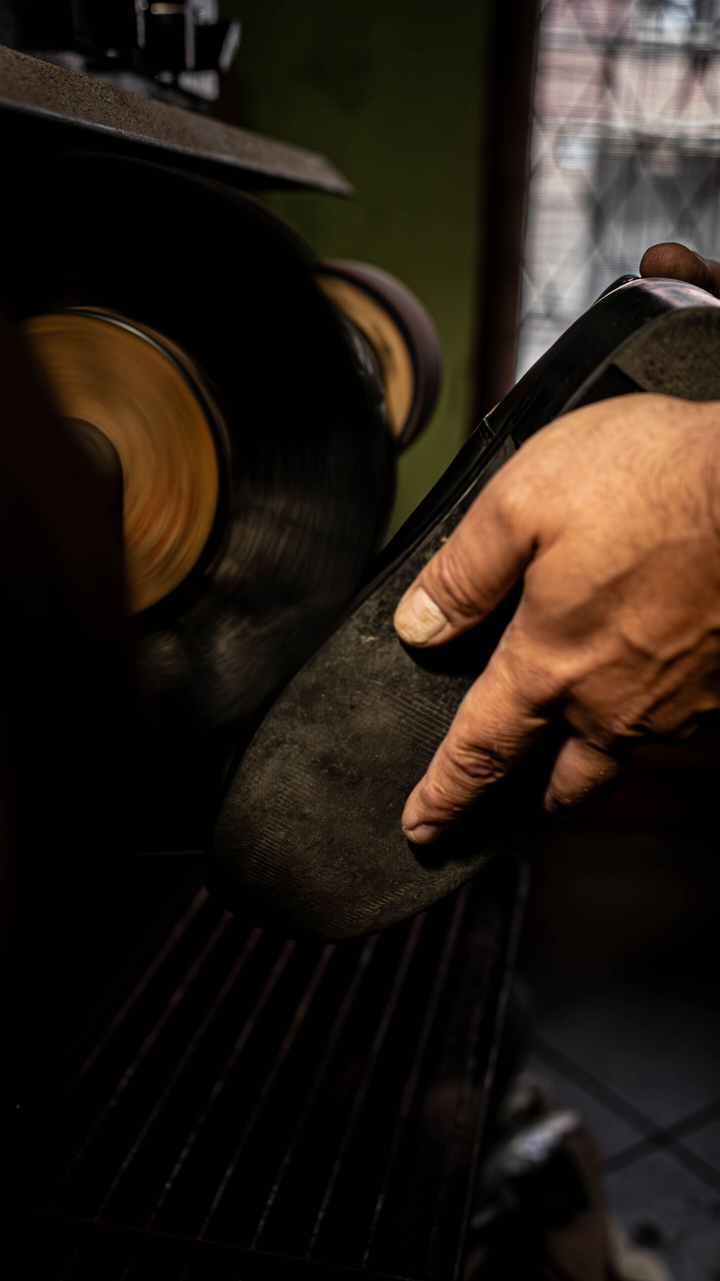 Polerowanie podeszwy na maszynie szewskiej