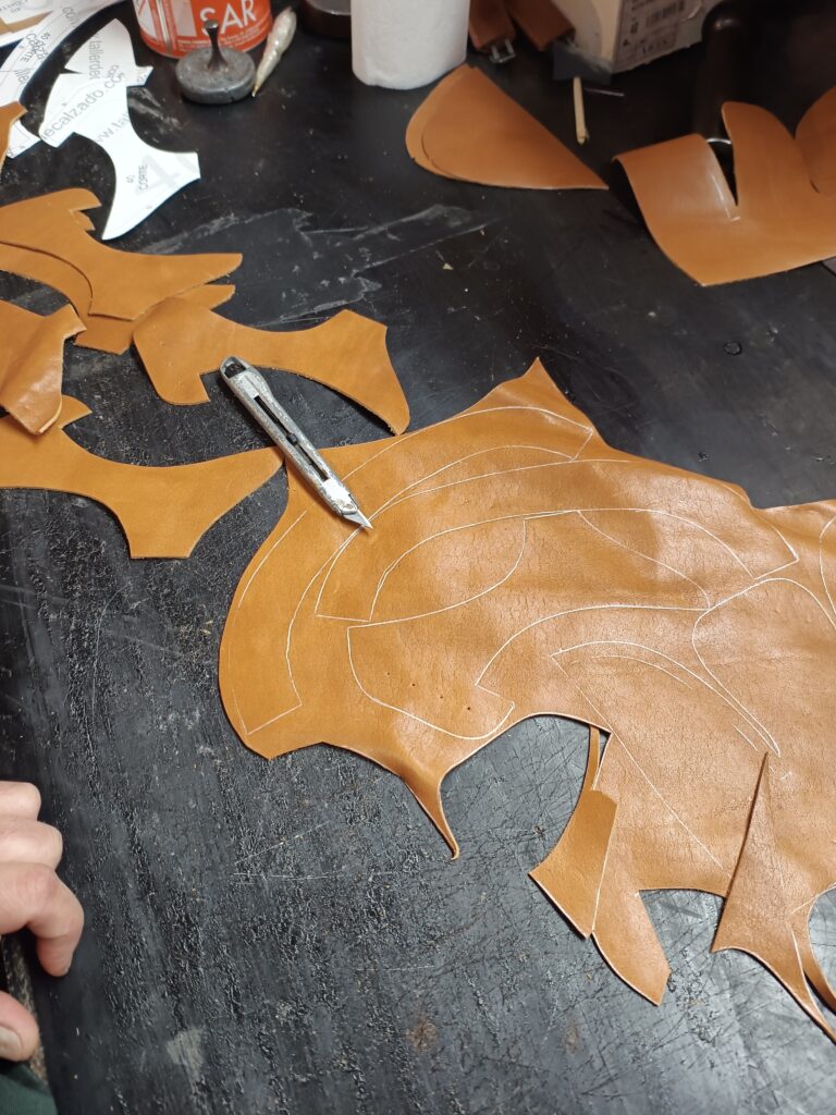 Wycinanie elementów z garbowanej skóry