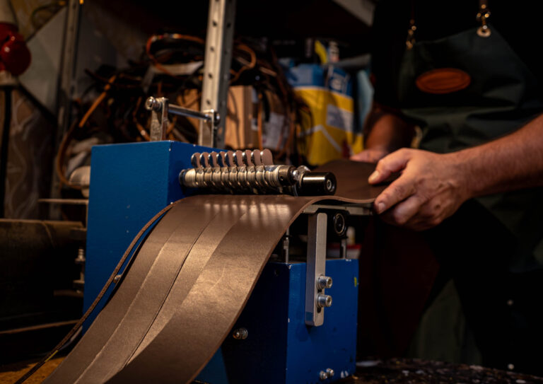 Maszyna do cięcia pasów skórzanych w użyciu